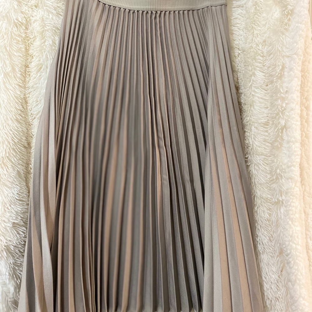 Beige pleated skirt